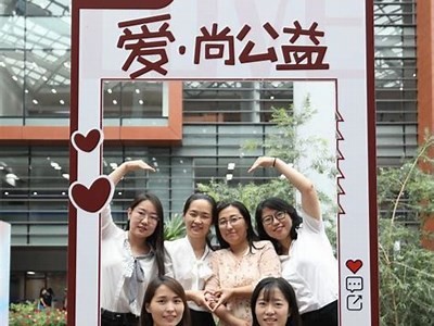国产红旗汽车变形全景视频，精彩瞬间尽在其中！
