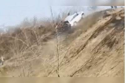 国产车爬坡翻车事故视频曝光，安全隐患引发热议！