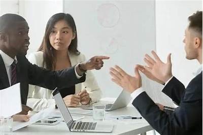 在数字化浪潮中探讨企业转型：障碍、机遇与战略