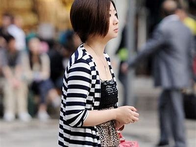 熟女魅力：国产短发美女丝袜诱惑高清视频欣赏