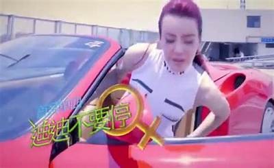 美女驾驶国产卡车上路，精彩瞬间尽在视频中！