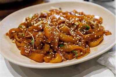 揭秘中华风味：正宗熊本拉面制作全过程与美味品鉴