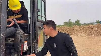 国产18微挖工作视频：高效作业现场全景展示