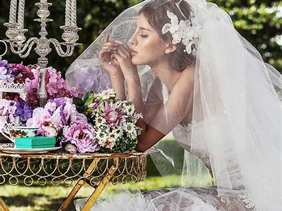 经典与时尚结合：西式婚纱的国产原创视频欣赏与推荐