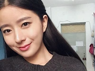 在校园中，她是美丽校花，展现青春魅力与自信光彩的视频记录