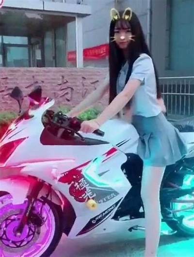 骑行新风尚：国产摩托女孩的动感生活记录