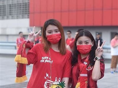 国产美女穿皮裤精彩摔跤对决，紧张刺激瞬间回放