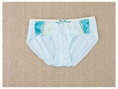 国产女性穿内裤的生活片段，展现时尚与个性魅力