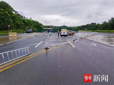国产车撞护栏精彩瞬间视频集锦，事故警示与安全知识分享
