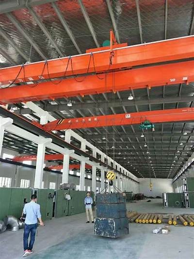 大型国产起重机实际工作视频展示，强力吊装性能尽显结果